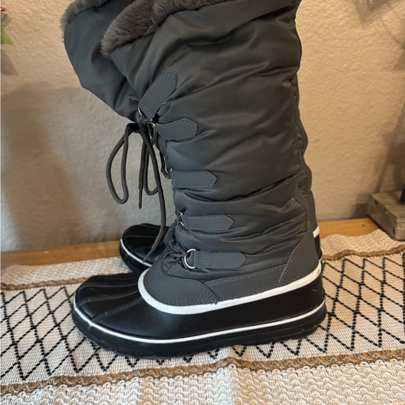 Gray and Black Winter snow Boots with Rugged Traction - Picture 3 of 6